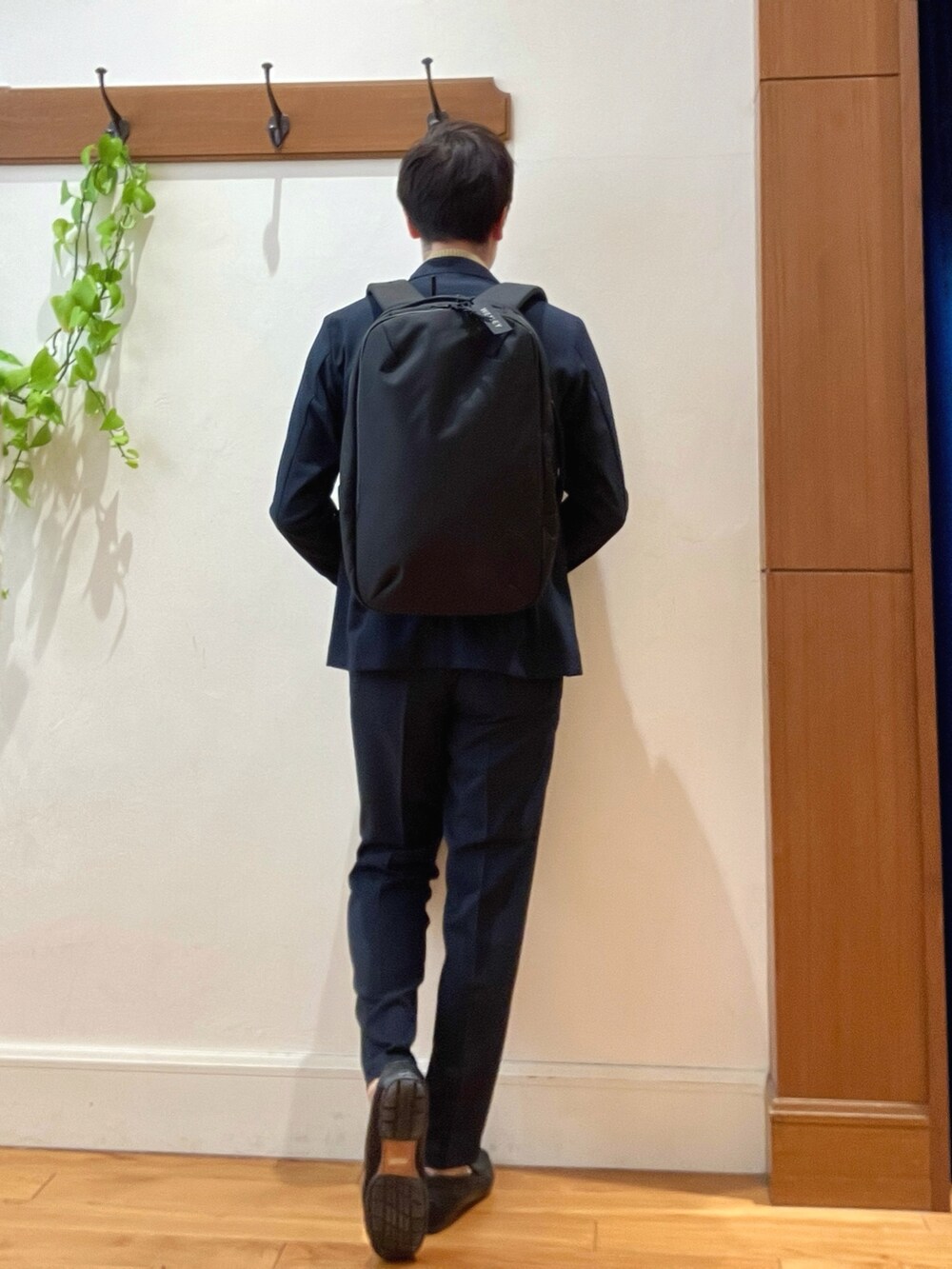 ブルー系のテーラードジャケット、ブルー系のその他パンツ、ベージュ系のカーディガン/ボレロを着用したメンズの冬コーディネートの4枚目の写真