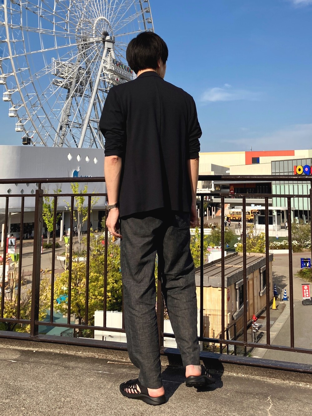 グレー系のカーディガン/ボレロ、グリーン系のTシャツ/カットソー、グレー系のその他パンツを着用したメンズの春コーディネートの5枚目の写真