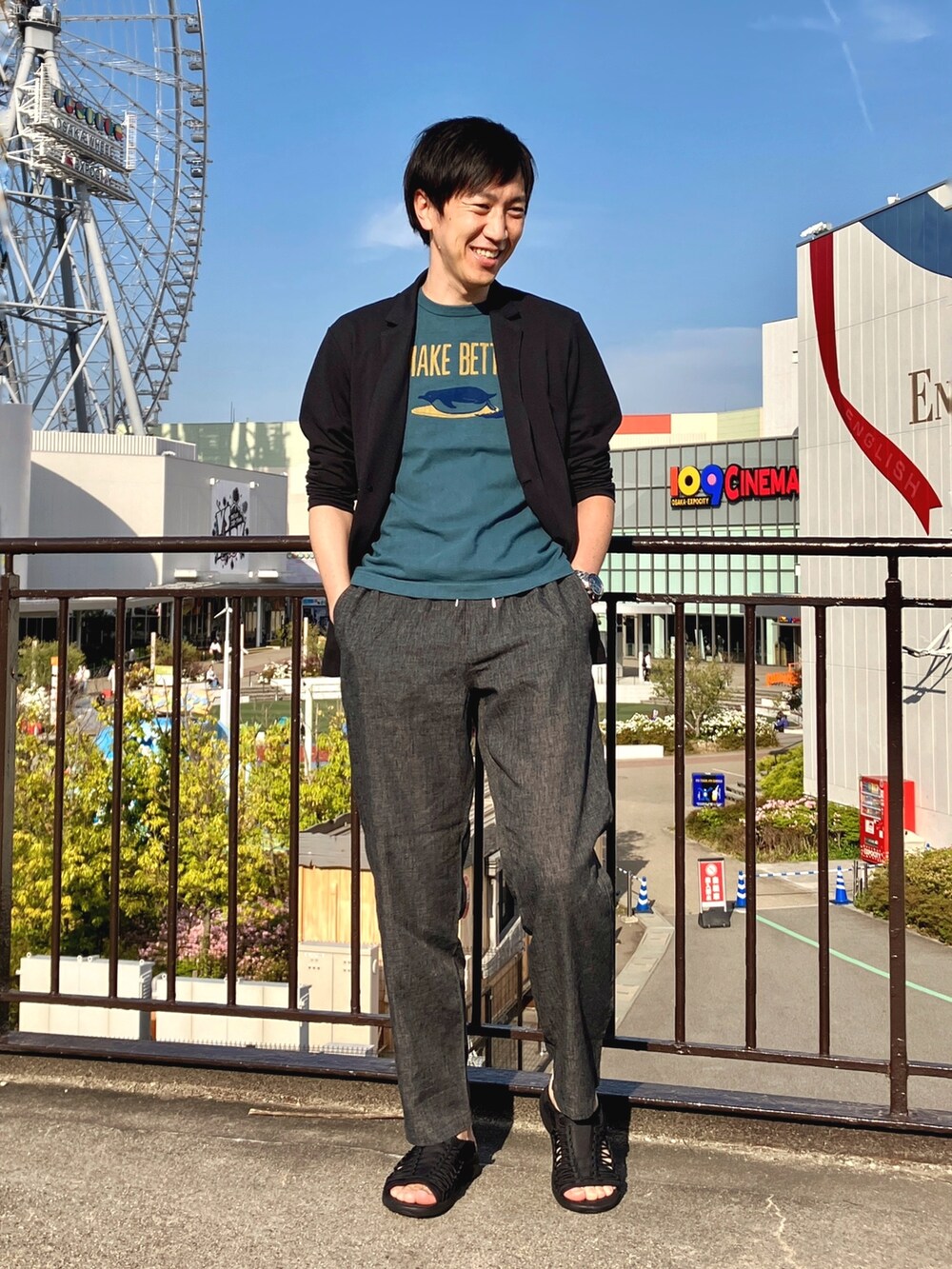 グレー系のカーディガン/ボレロ、グリーン系のTシャツ/カットソー、グレー系のその他パンツを着用したメンズの春コーディネートの2枚目の写真