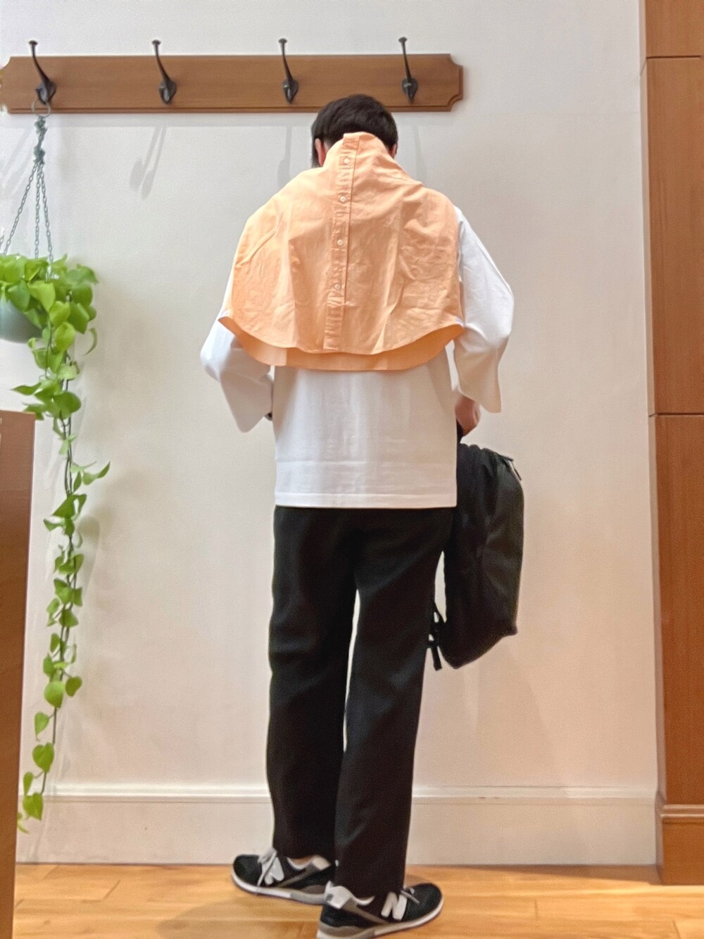 オレンジ系のシャツ/ブラウス、ブラック系のその他パンツ、グレー系のバックパック/リュックを着用したメンズの春コーディネートの4枚目の写真