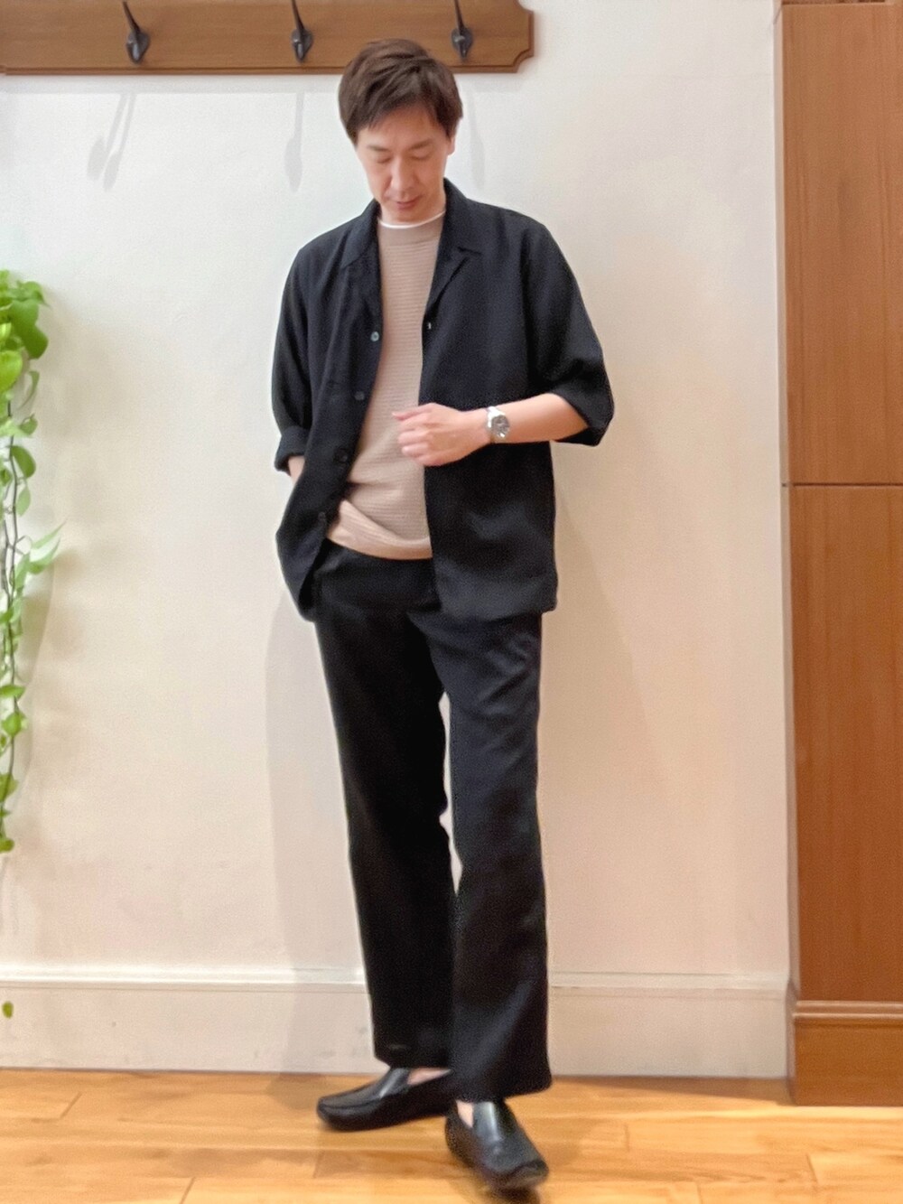 ブラック系のシャツ/ブラウス、ブラック系のその他パンツ、ベージュ系のニット/セーターを着用したメンズの春コーディネートの2枚目の写真