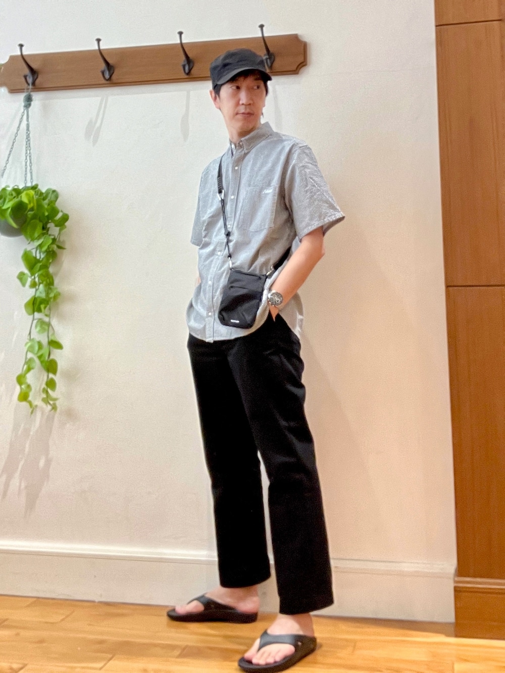 ブラック系のシャツ/ブラウス、ブラック系のショルダーバッグ、ブラック系のサンダルを着用したメンズの春コーディネートの2枚目の写真