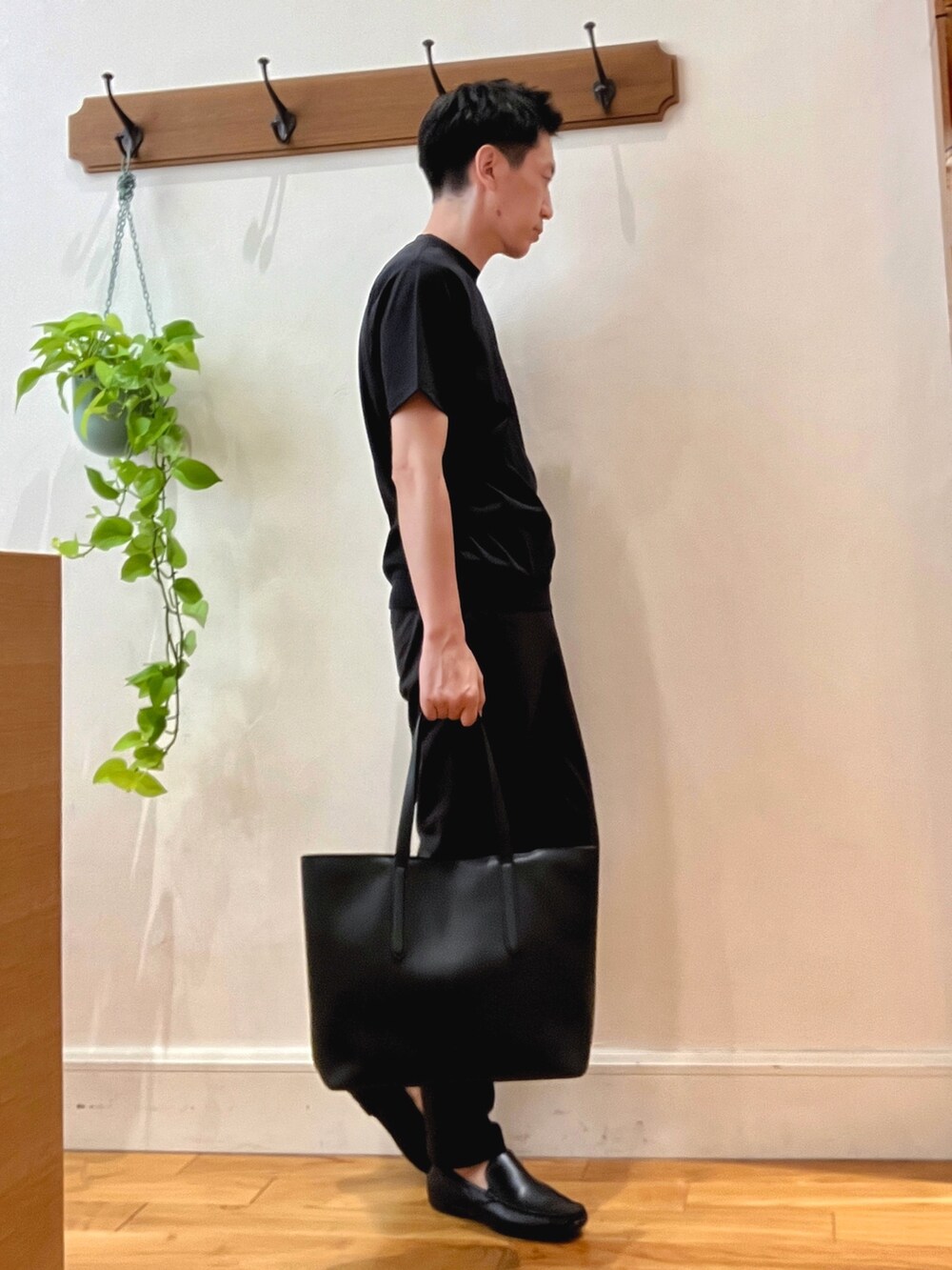 ブラウン系のその他パンツ、ブラック系のTシャツ/カットソー、ブラック系のトートバッグを着用したメンズの夏コーディネートの6枚目の写真