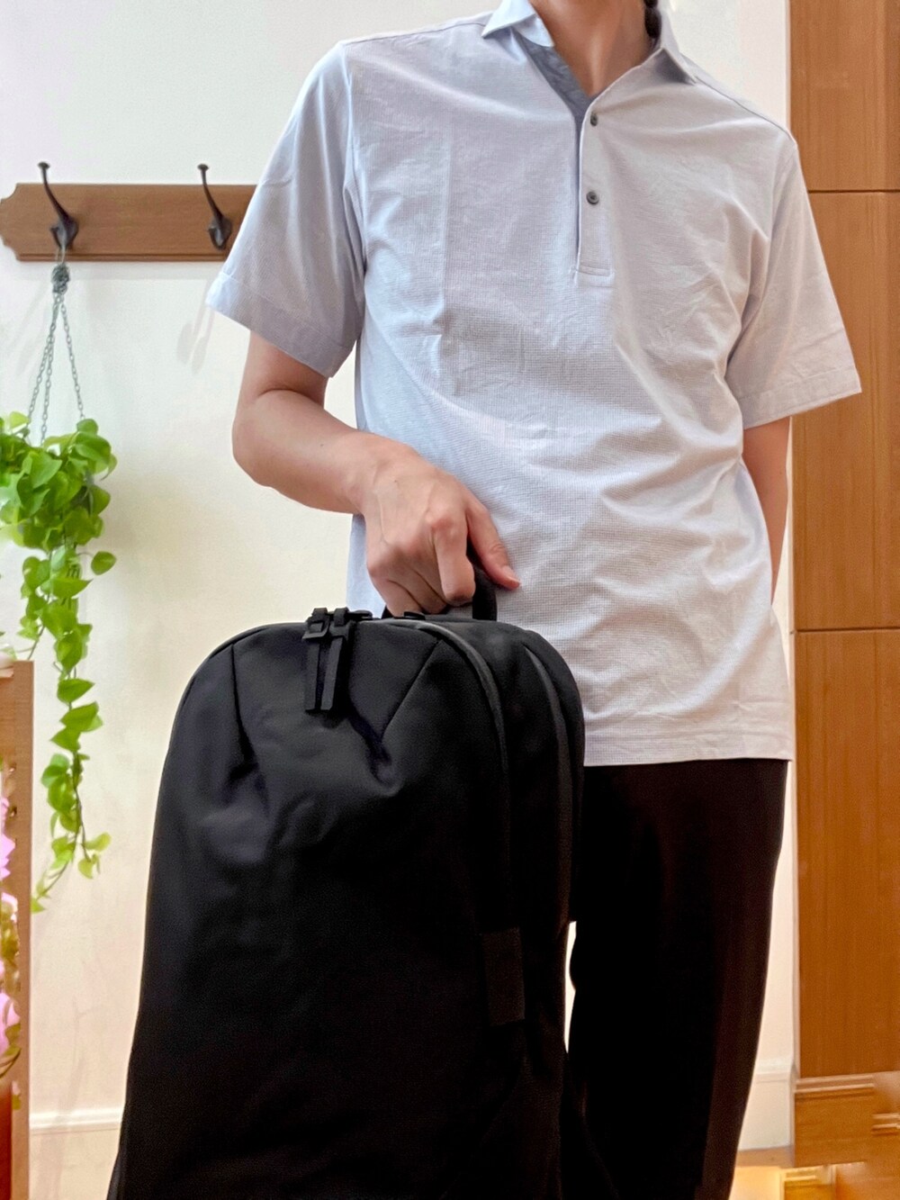 ブルー系のポロシャツ、ブラウン系のその他パンツ、ブラック系のバックパック/リュックを着用したメンズの夏コーディネートの8枚目の写真