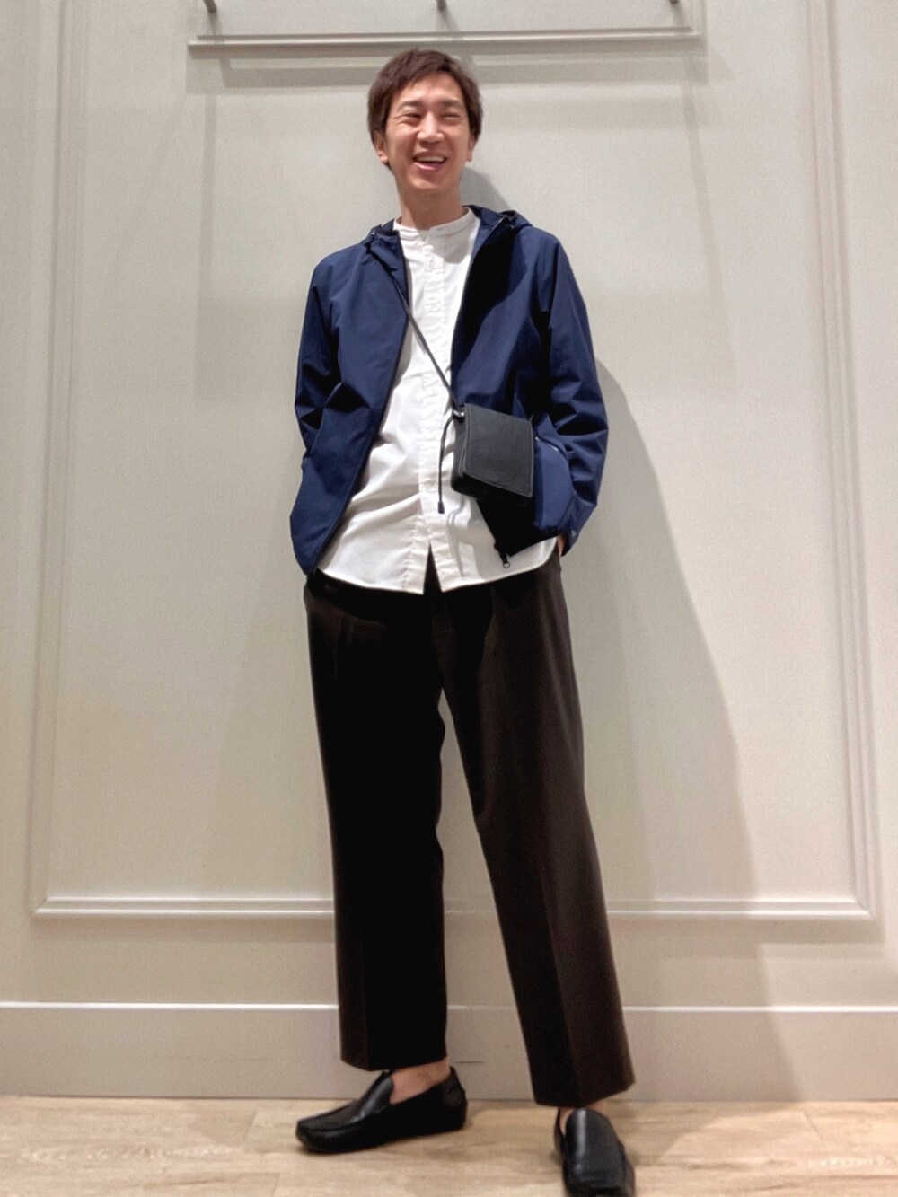 ホワイト系のシャツ/ブラウス、ブルー系のブルゾン、ブラック系のショルダーバッグを着用したメンズの冬コーディネートの6枚目の写真