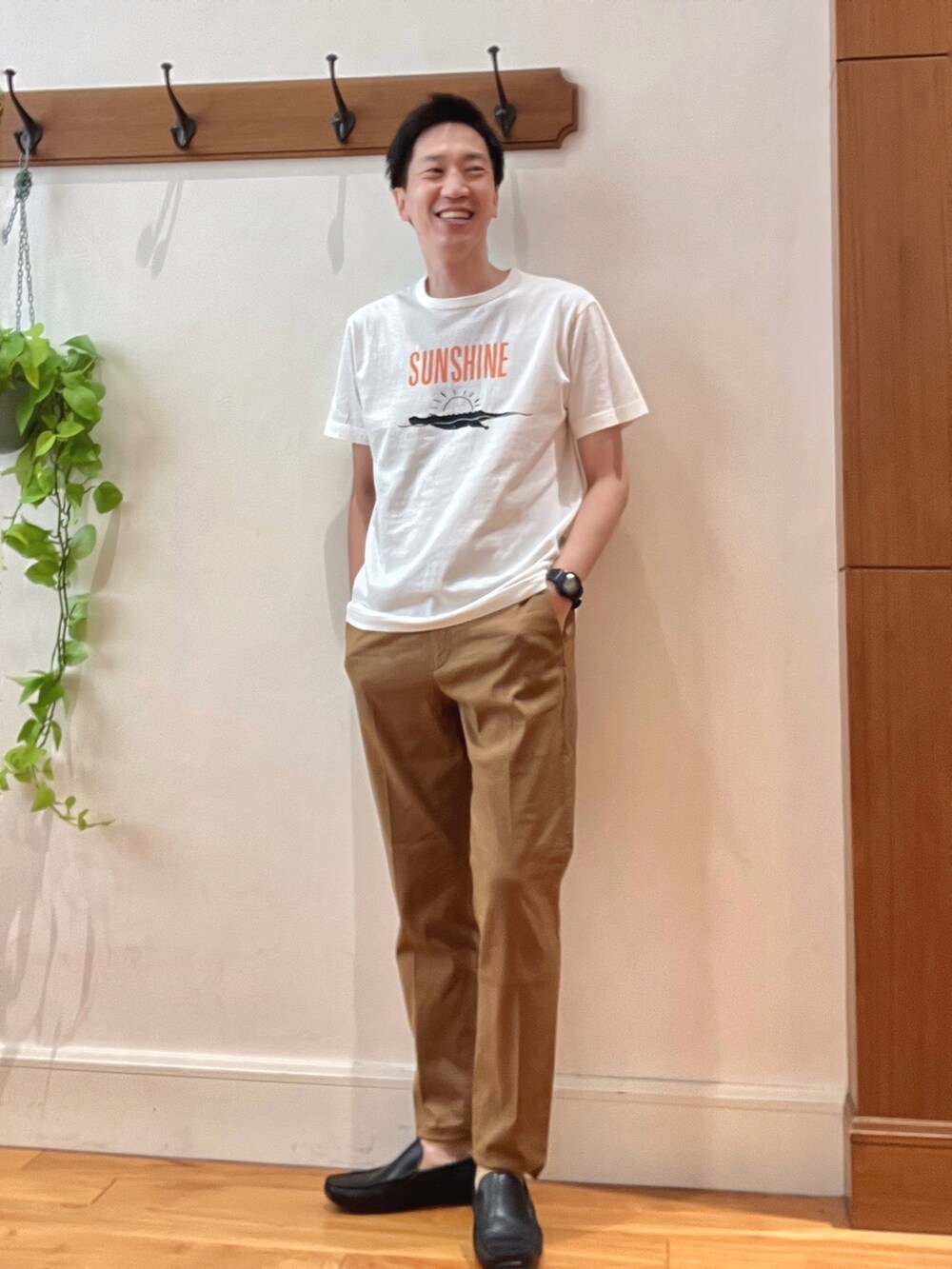 ホワイト系のTシャツ/カットソー、オレンジ系のショルダーバッグ、イエロー系のその他パンツを着用したメンズの夏コーディネートの7枚目の写真