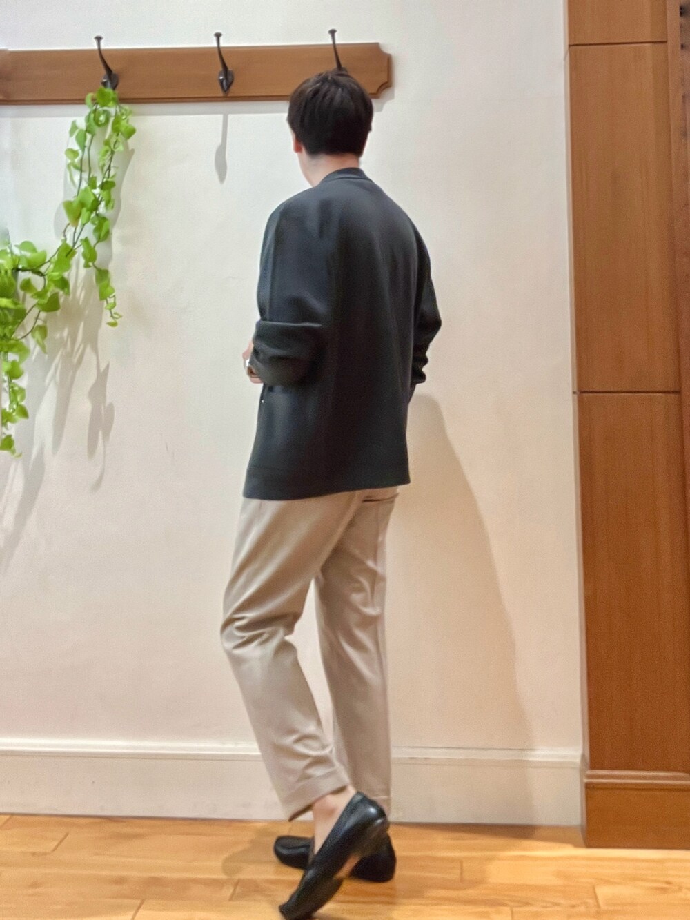 グリーン系のテーラードジャケット、ホワイト系のTシャツ/カットソー、ベージュ系のスラックスを着用したメンズの冬コーディネートの4枚目の写真