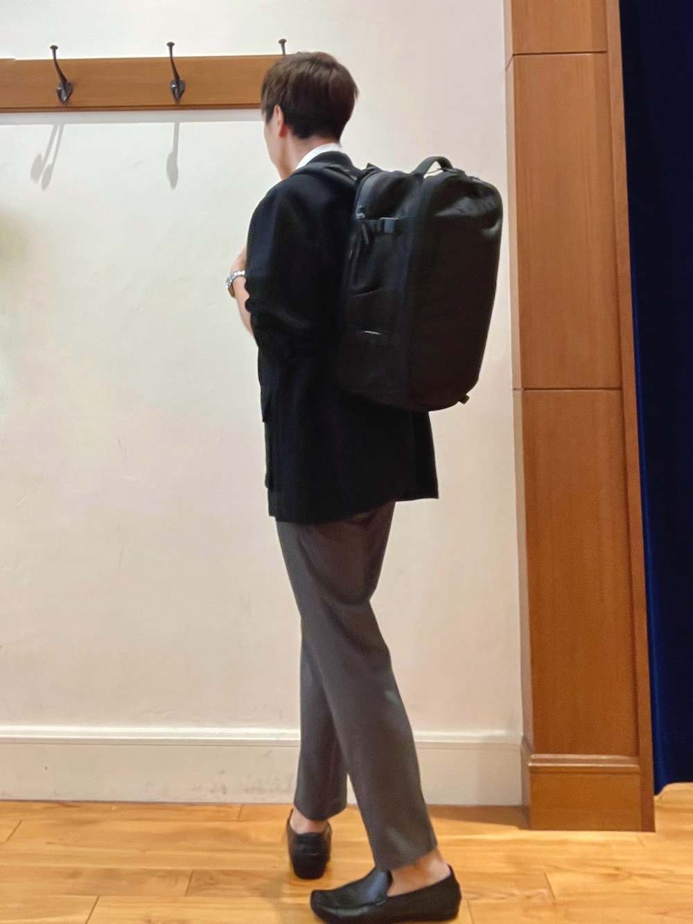 ブラック系のシャツ/ブラウス、ホワイト系のシャツ/ブラウス、グレー系のその他パンツを着用したメンズの夏コーディネートの3枚目の写真