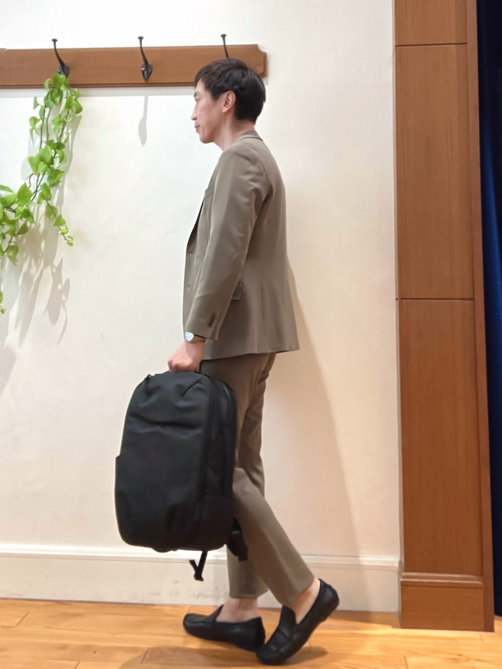 ブラウン系のその他パンツ、ブラウン系のテーラードジャケット、ブルー系のニット/セーターを着用したメンズの冬コーディネートの3枚目の写真
