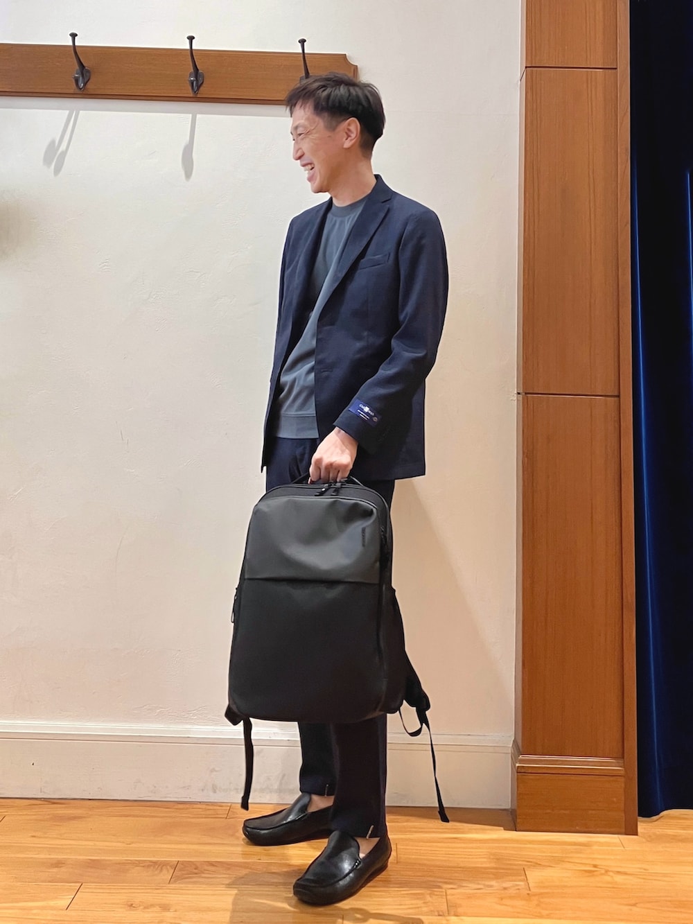 ブルー系のテーラードジャケット、グレー系のTシャツ/カットソー、ブルー系のその他パンツを着用したメンズの秋コーディネートの2枚目の写真