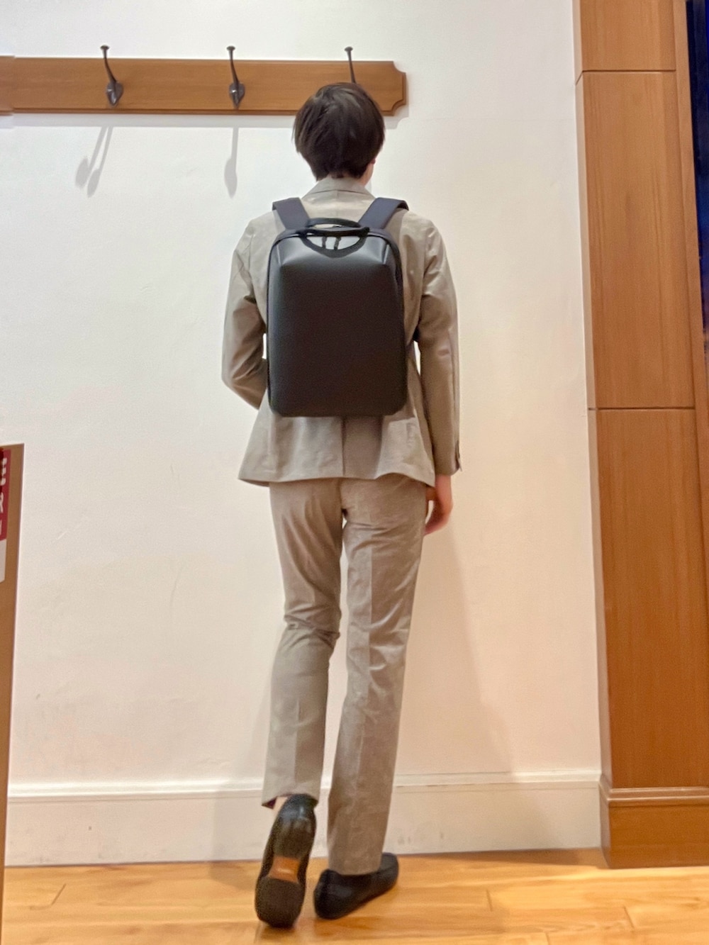 ベージュ系のその他パンツ、ブラック系のバックパック/リュック、ブルー系のTシャツ/カットソーを着用したメンズの春コーディネートの5枚目の写真