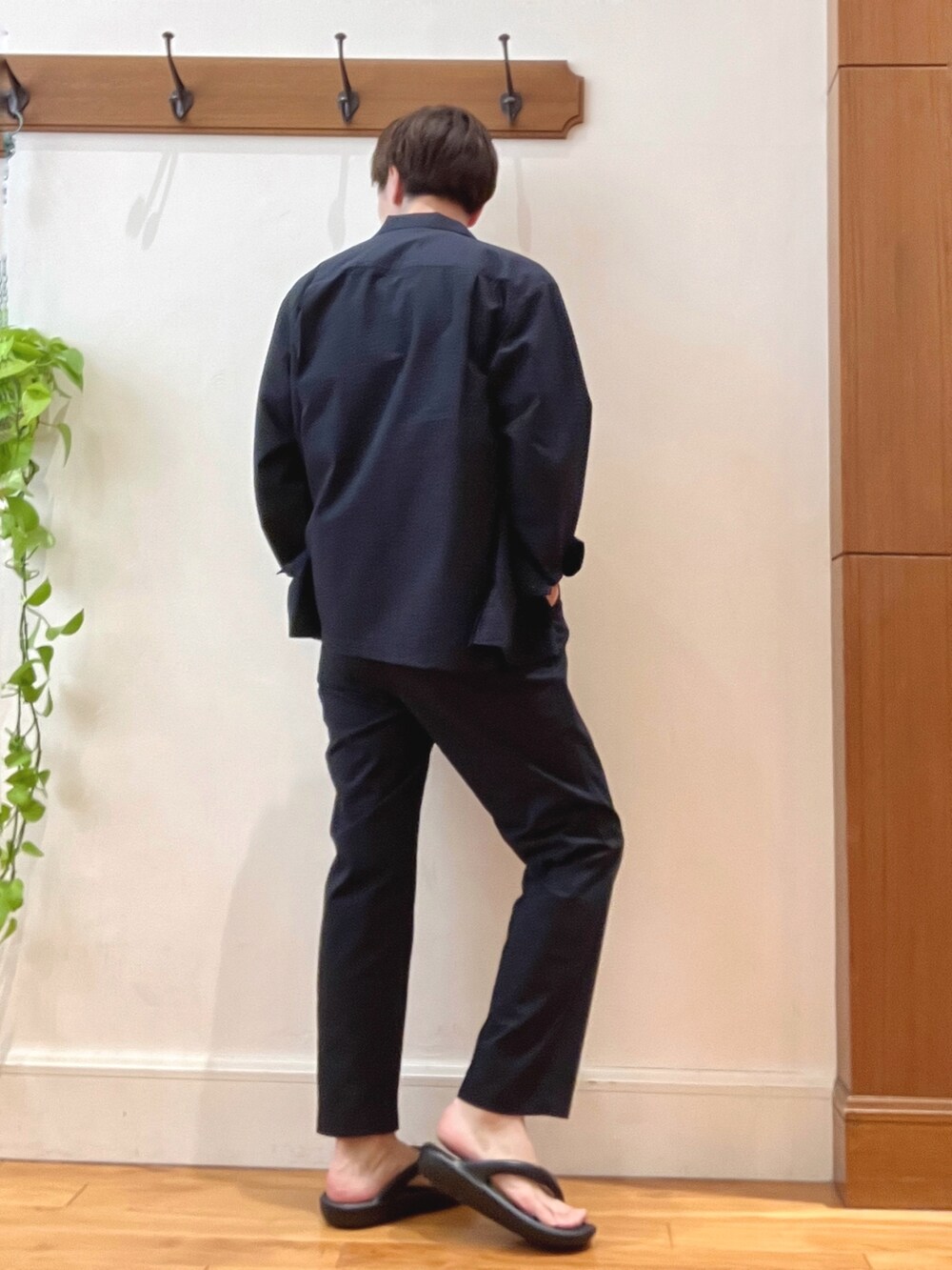 ブルー系のシャツ/ブラウス、ブルー系のその他パンツ、イエロー系のTシャツ/カットソーを着用したメンズの春コーディネートの4枚目の写真