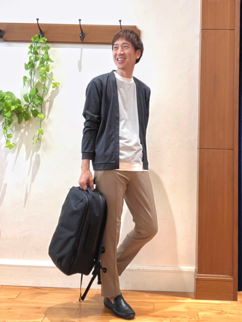 ブルー系のカーディガン/ボレロ、ホワイト系のTシャツ/カットソー、ブラック系のバックパック/リュックを着用したメンズの秋コーディネートの7枚目の写真