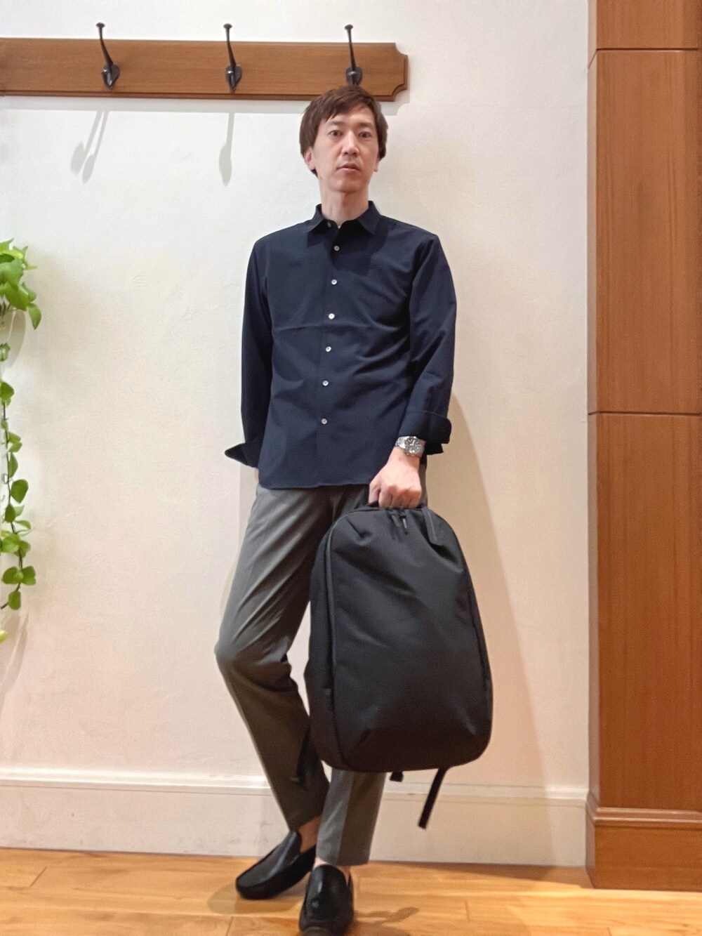 グレー系のその他パンツ、ブルー系のシャツ/ブラウス、ホワイト系のTシャツ/カットソーを着用したメンズの夏コーディネートの7枚目の写真