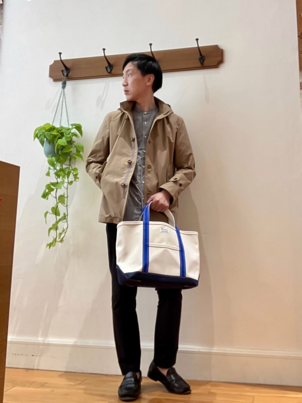 ベージュ系のブルゾン、ホワイト系のトートバッグ、ブラック系のシャツ/ブラウスを着用したメンズの春コーディネートの7枚目の写真