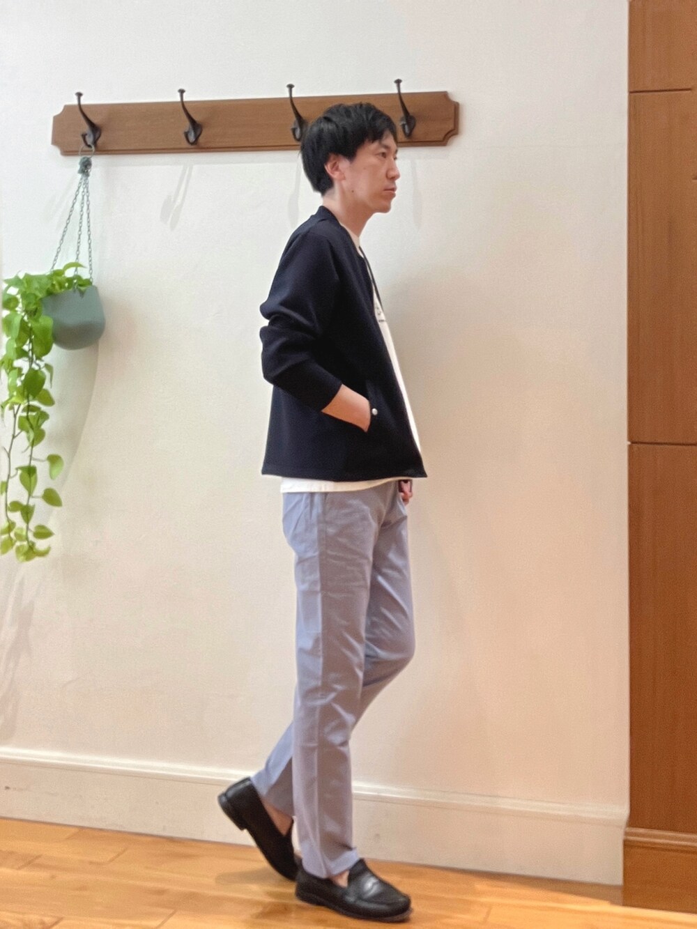 ブルー系のブルゾン、ブルー系のその他パンツ、ホワイト系のTシャツ/カットソーを着用したメンズの春コーディネートの6枚目の写真