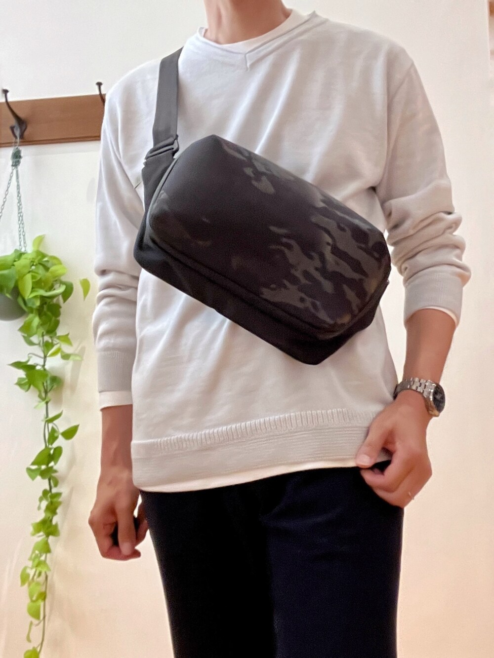 ブルー系のその他パンツ、ブラック系のショルダーバッグ、グレー系のニット/セーターを着用したメンズの秋コーディネートの7枚目の写真