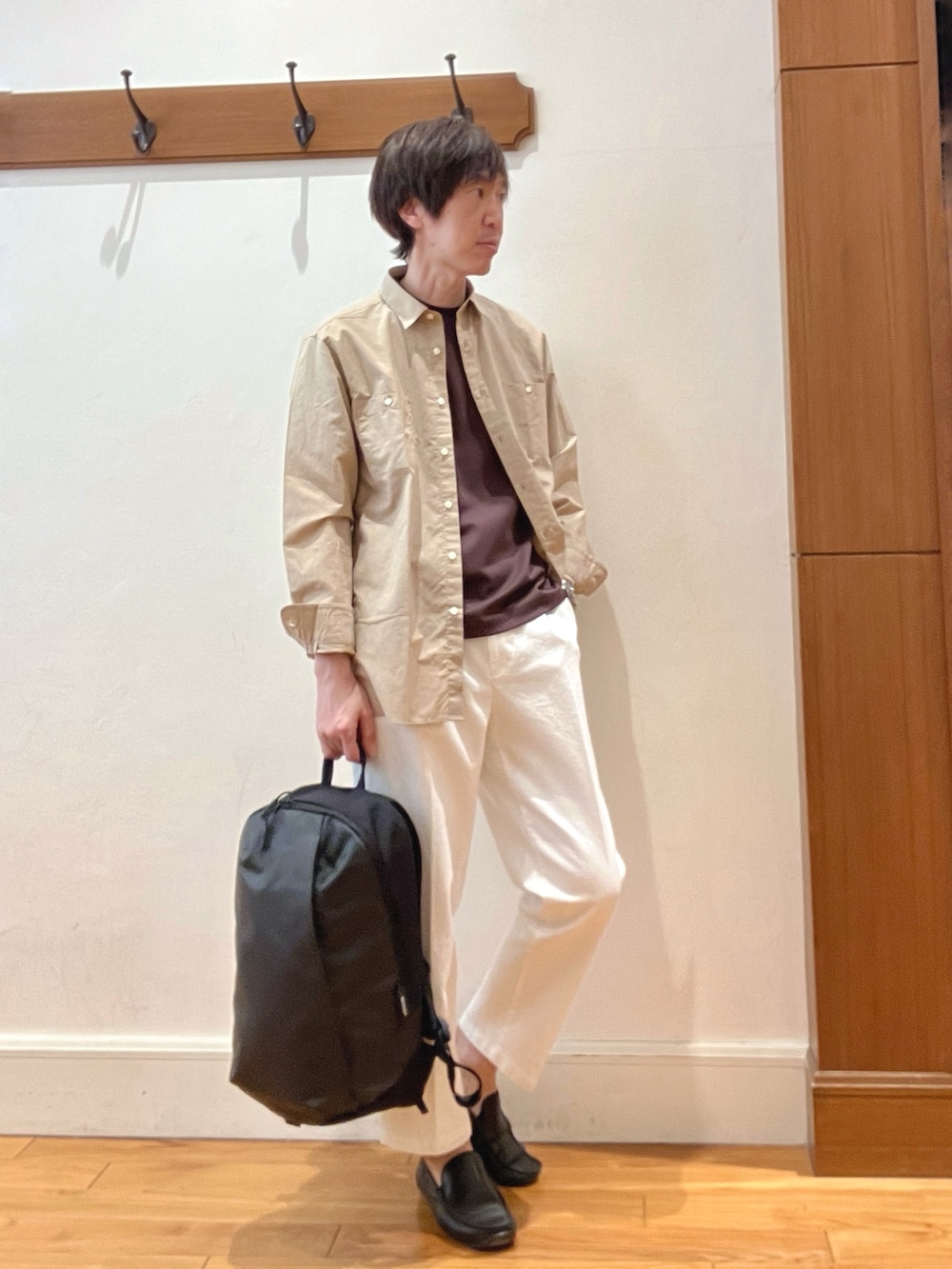 ベージュ系のシャツ/ブラウス、ブラウン系のTシャツ/カットソー、ホワイト系のデニムパンツを着用したメンズの春コーディネートの8枚目の写真