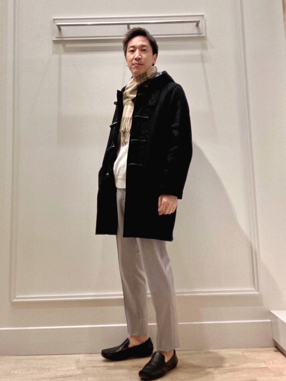 グレー系のその他パンツ、ブルー系のニット/セーター、ブラック系のダッフルコートを着用したメンズの冬コーディネートの4枚目の写真