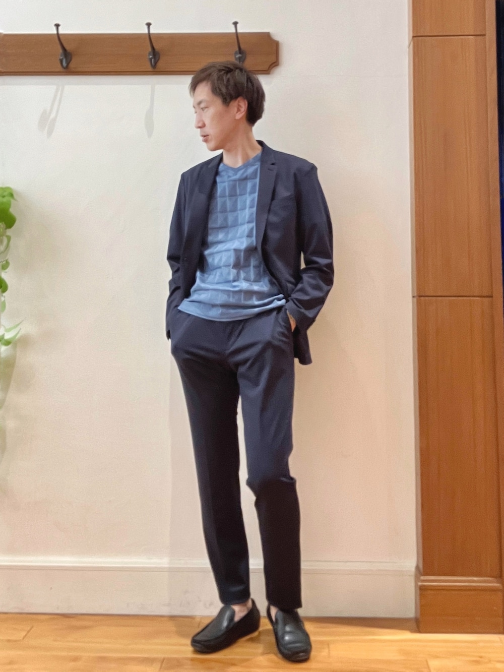 ブルー系のテーラードジャケット、ブルー系のその他パンツ、ブラック系のバックパック/リュックを着用したメンズの春コーディネートの2枚目の写真