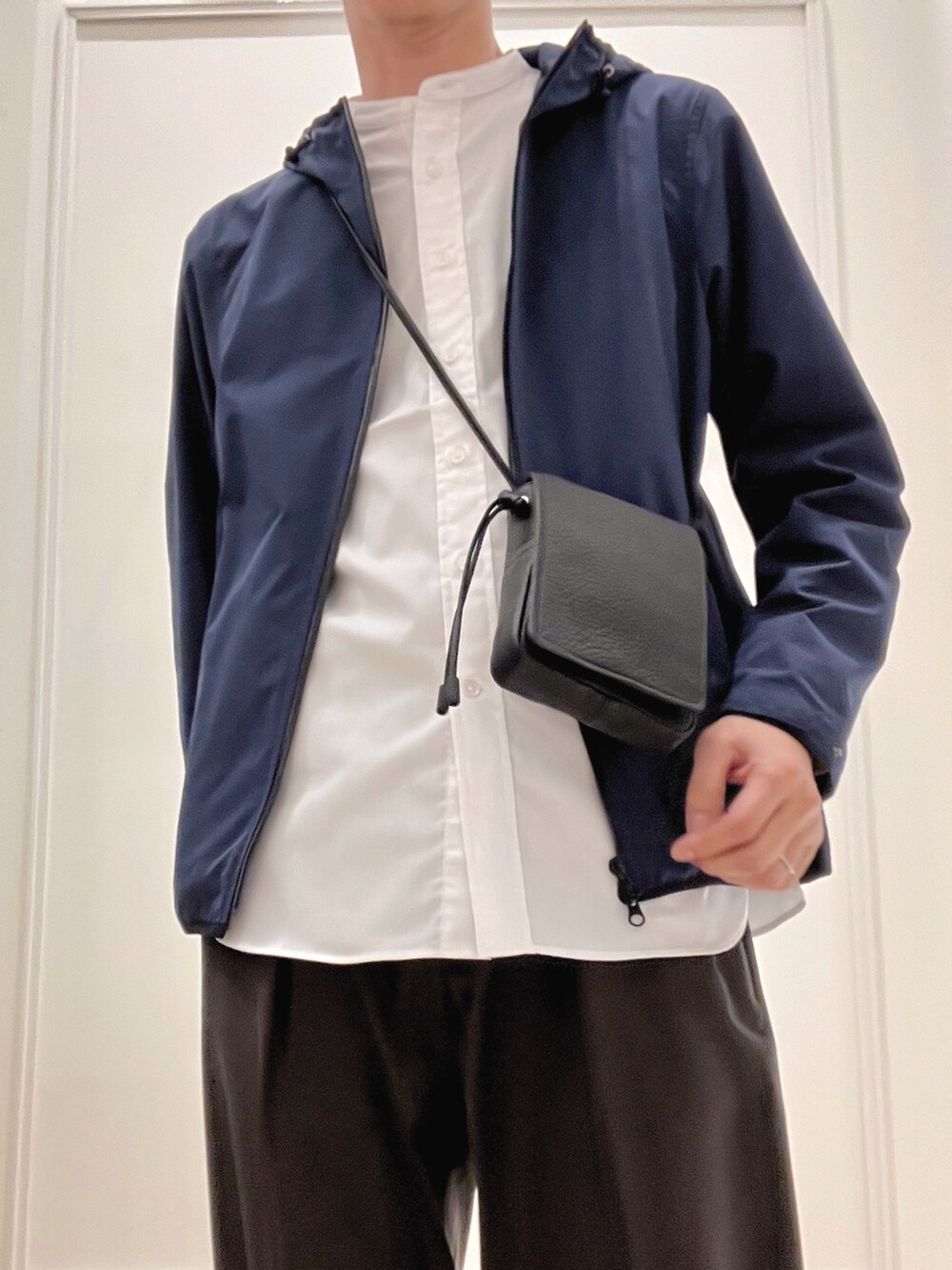 ホワイト系のシャツ/ブラウス、ブルー系のブルゾン、ブラック系のショルダーバッグを着用したメンズの冬コーディネートの7枚目の写真