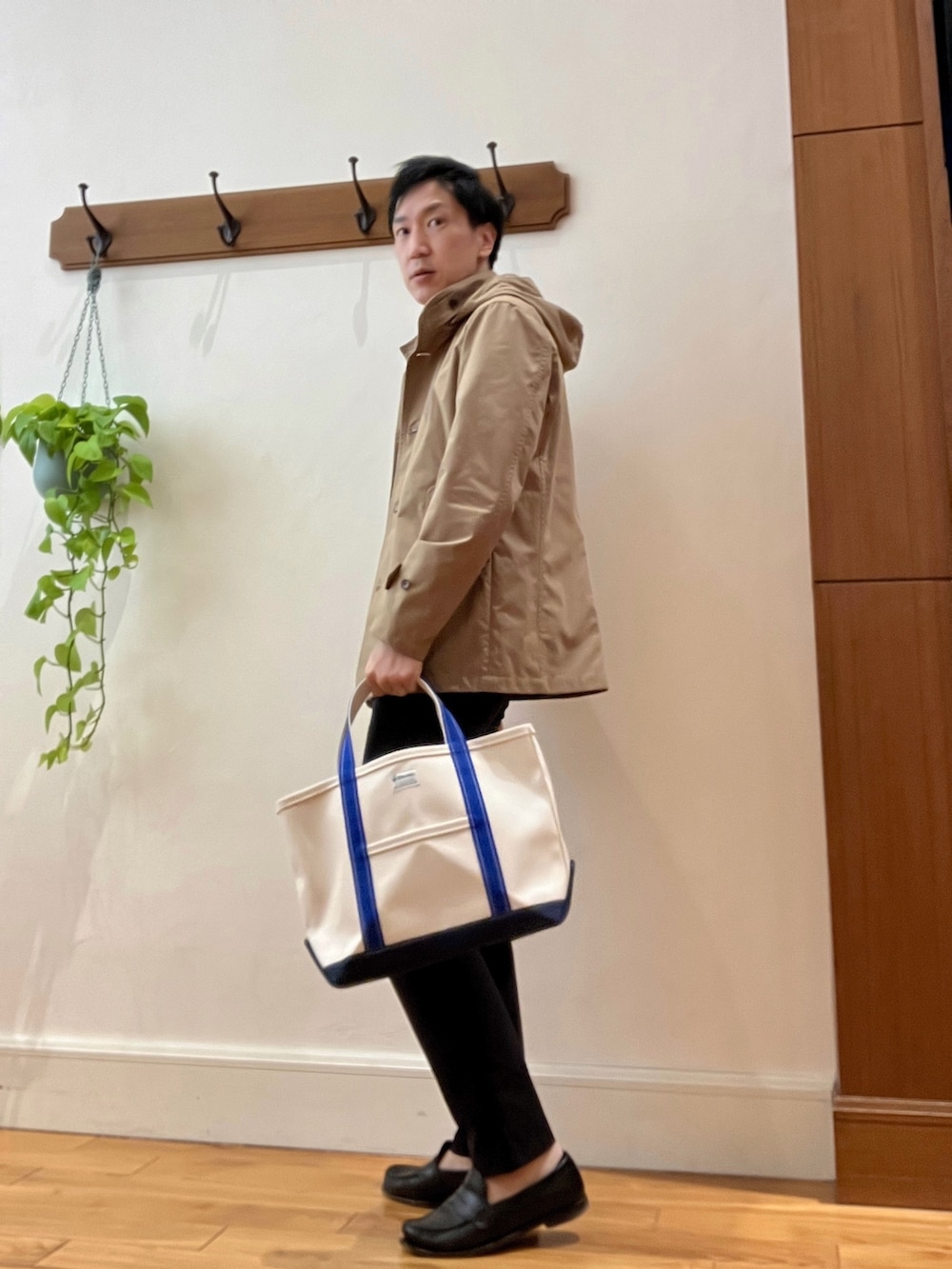 ベージュ系のブルゾン、ホワイト系のトートバッグ、ブラック系のシャツ/ブラウスを着用したメンズの春コーディネートの5枚目の写真