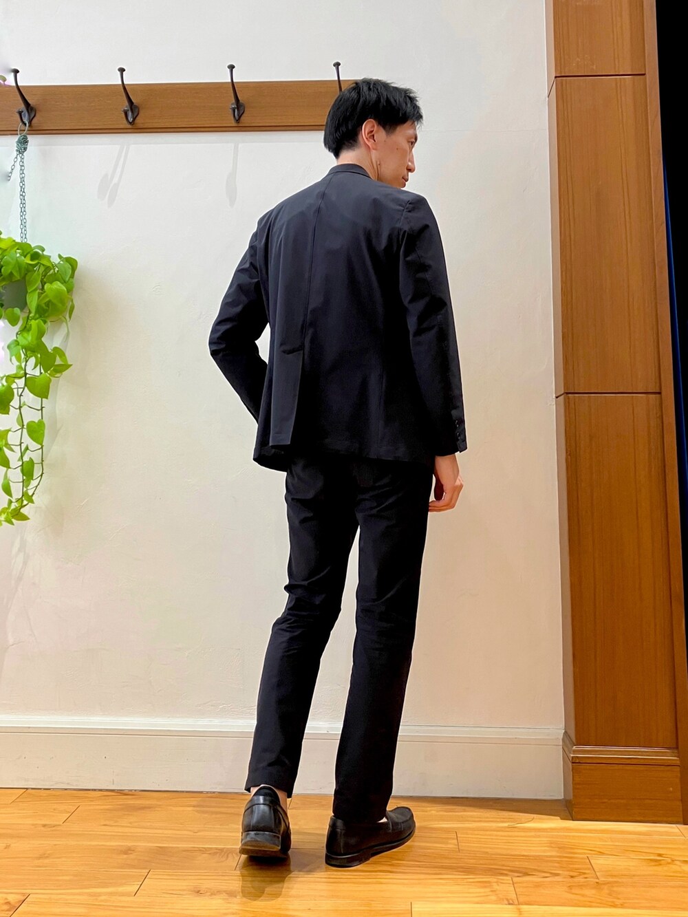 ブルー系のその他パンツ、ホワイト系のTシャツ/カットソー、ブラック系のテーラードジャケットを着用したメンズの冬コーディネートの6枚目の写真