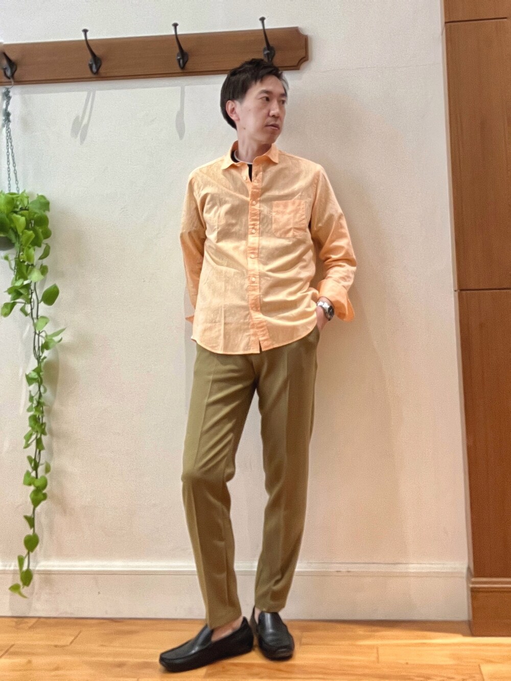 ブルー系のTシャツ/カットソー、オレンジ系のシャツ/ブラウス、ベージュ系のその他パンツを着用したメンズの春コーディネートの2枚目の写真