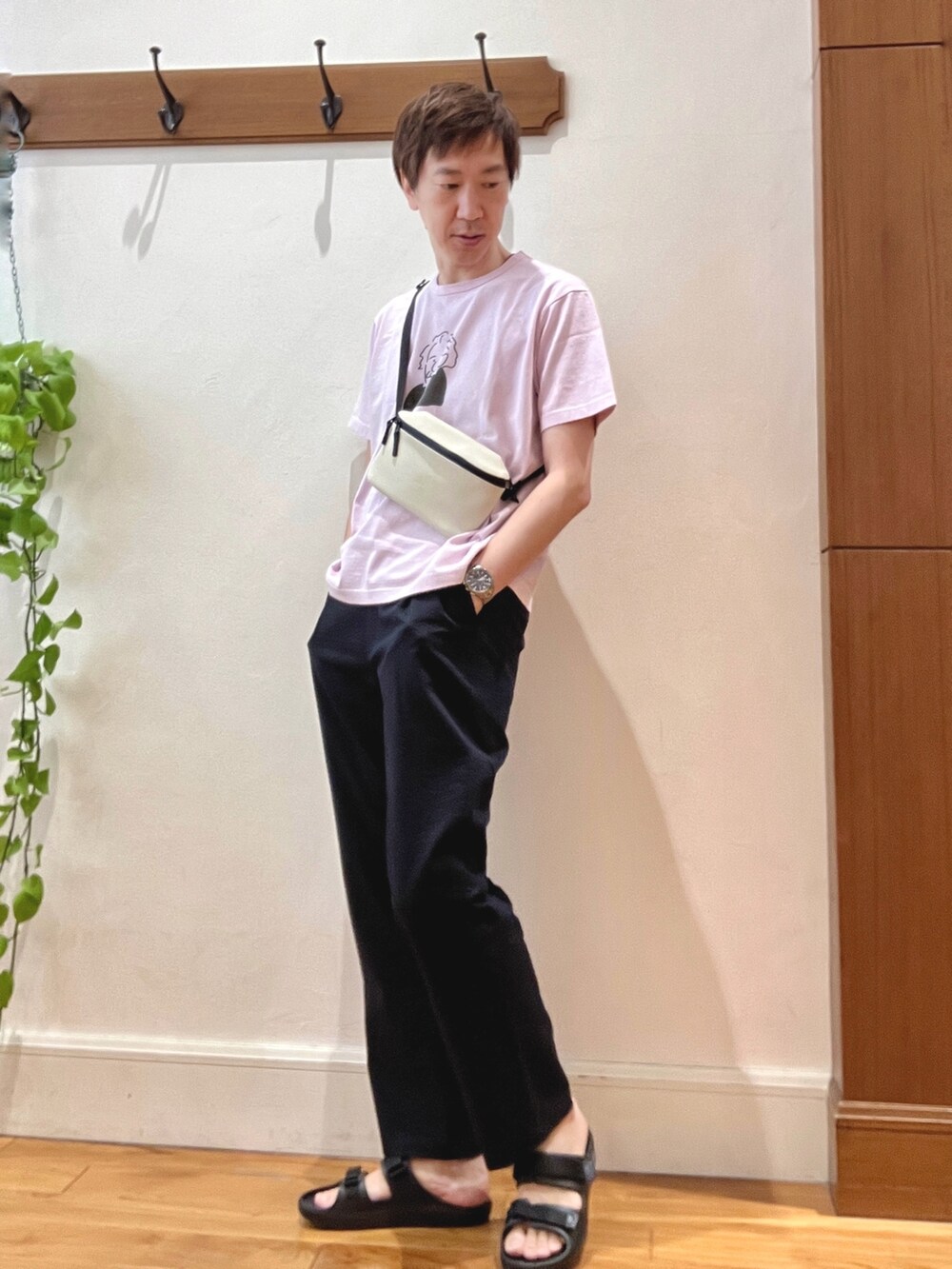 ブルー系のその他パンツ、ブラック系のサンダル、ベージュ系のショルダーバッグを着用したメンズの春コーディネートの3枚目の写真