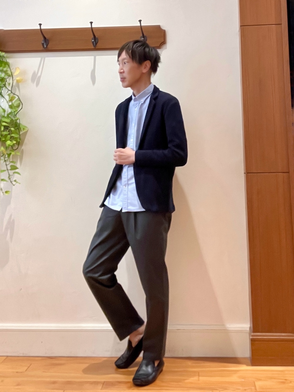 ブルー系のカーディガン/ボレロ、ブルー系のシャツ/ブラウス、ブラック系のビジネスバッグを着用したメンズの秋コーディネートの3枚目の写真