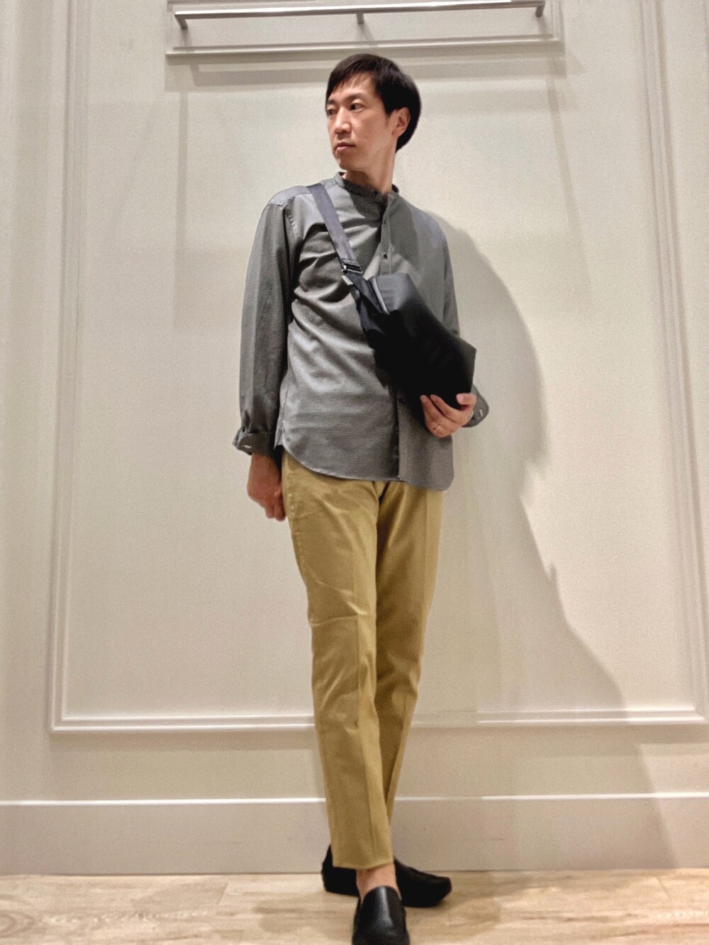 ホワイト系のシャツ/ブラウス、ブラック系のショルダーバッグ、ホワイト系のTシャツ/カットソーを着用したメンズの秋コーディネートの4枚目の写真