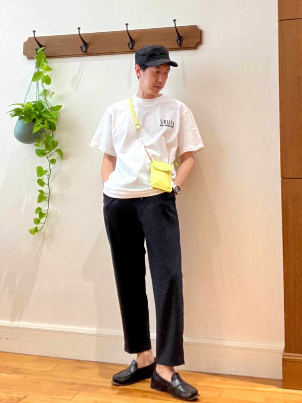 ホワイト系のTシャツ/カットソー、ブルー系のその他パンツ、イエロー系のショルダーバッグを着用したメンズの春コーディネートの5枚目の写真