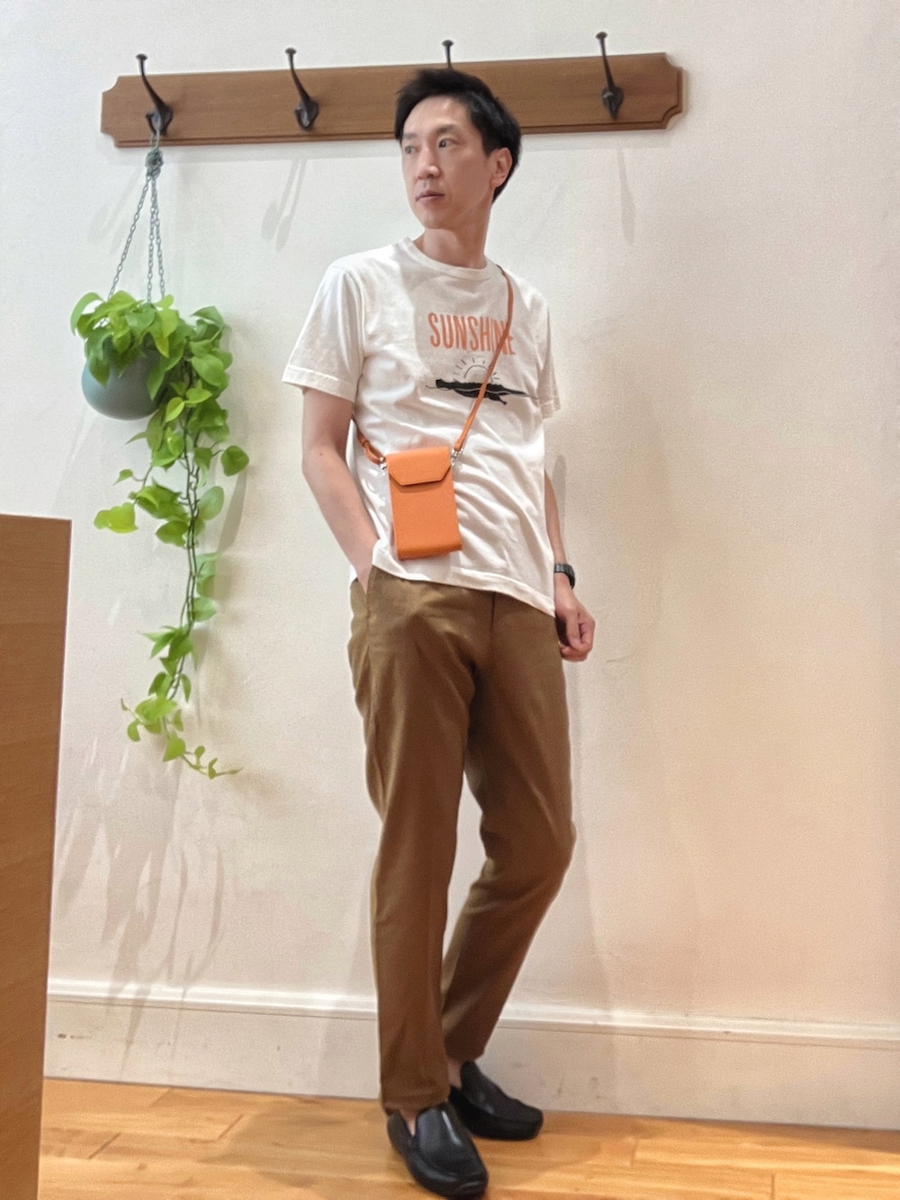 ホワイト系のTシャツ/カットソー、オレンジ系のショルダーバッグ、イエロー系のその他パンツを着用したメンズの夏コーディネートの5枚目の写真