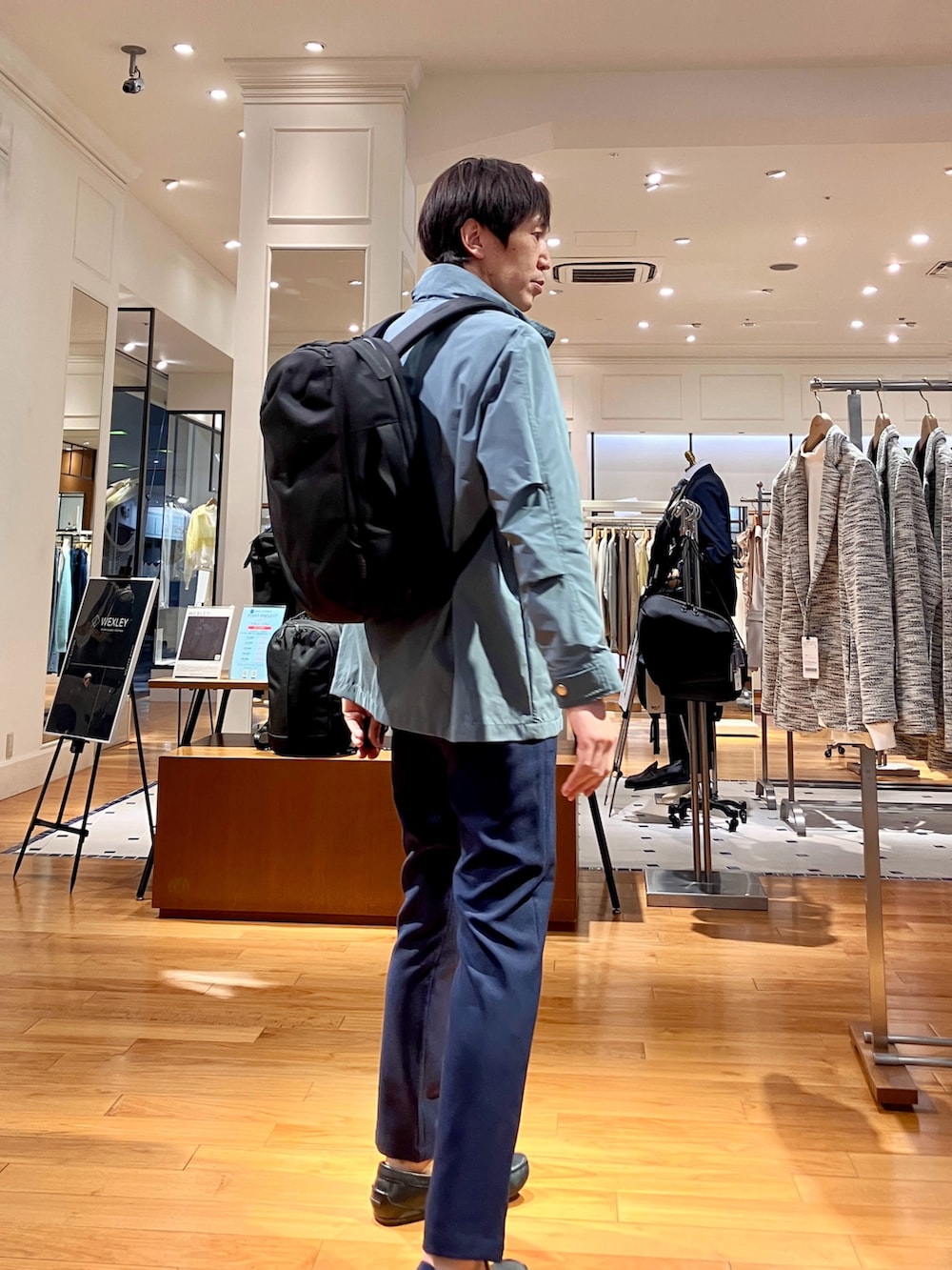 グリーン系のシャツ/ブラウス、ブルー系のブルゾン、ブルー系のカーディガン/ボレロを着用したメンズの冬コーディネートの7枚目の写真