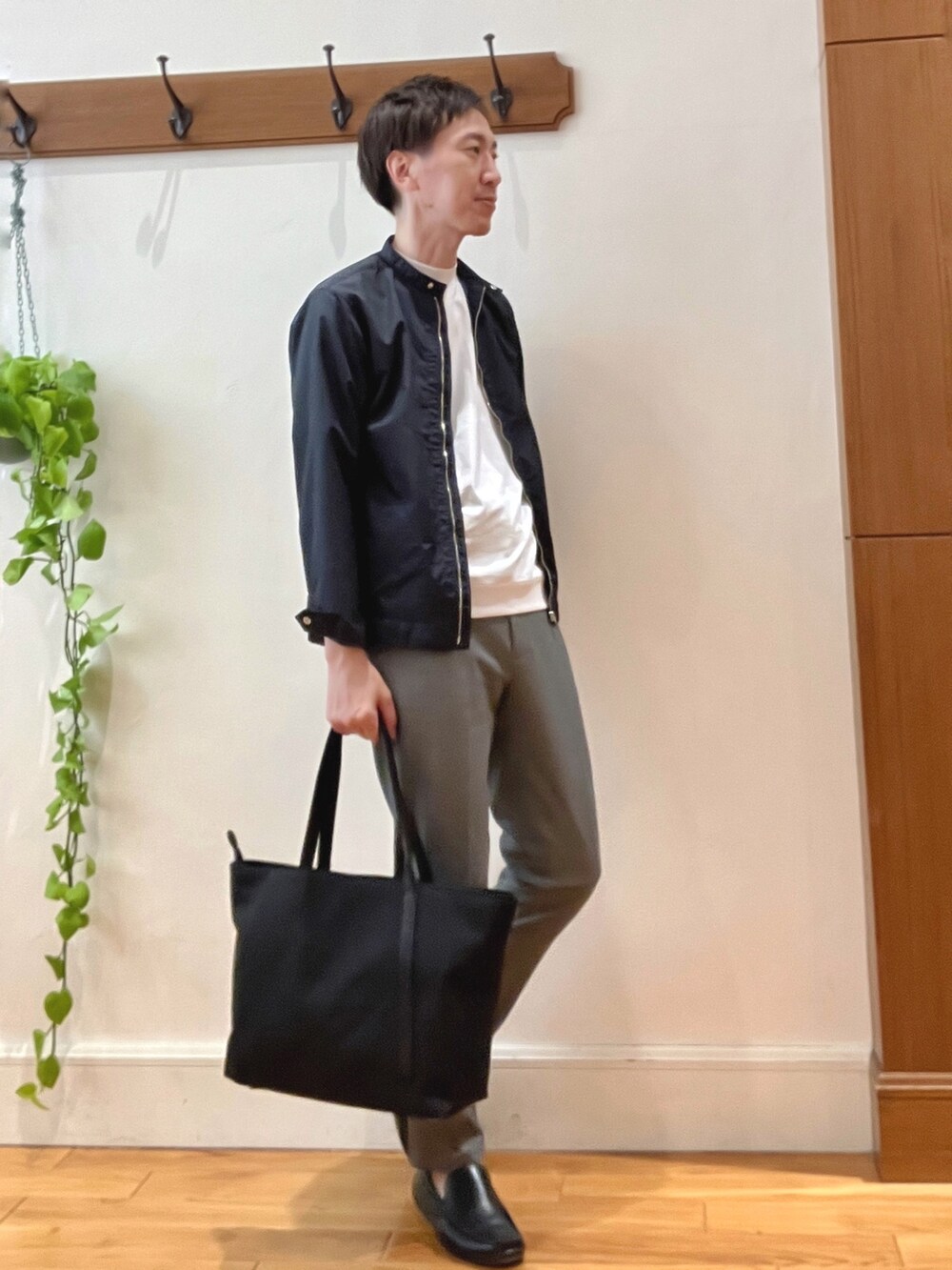 ブラック系のシャツ/ブラウス、ホワイト系のTシャツ/カットソー、グレー系のその他パンツを着用したメンズの春コーディネートの6枚目の写真