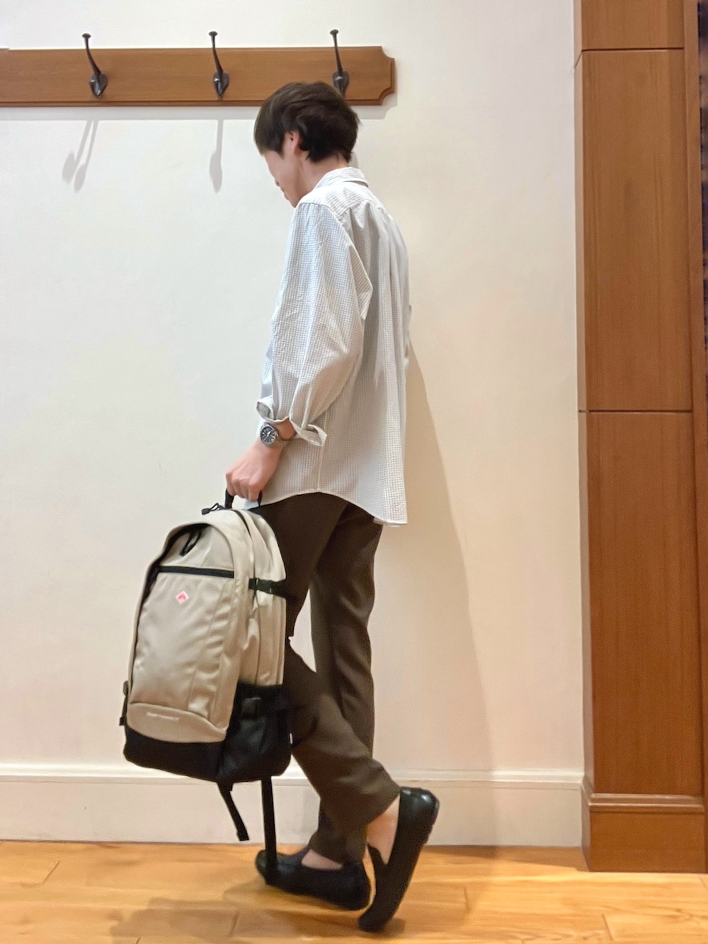 ホワイト系のシャツ/ブラウス、ベージュ系のバックパック/リュック、ブラウン系のその他パンツを着用したメンズの春コーディネートの3枚目の写真