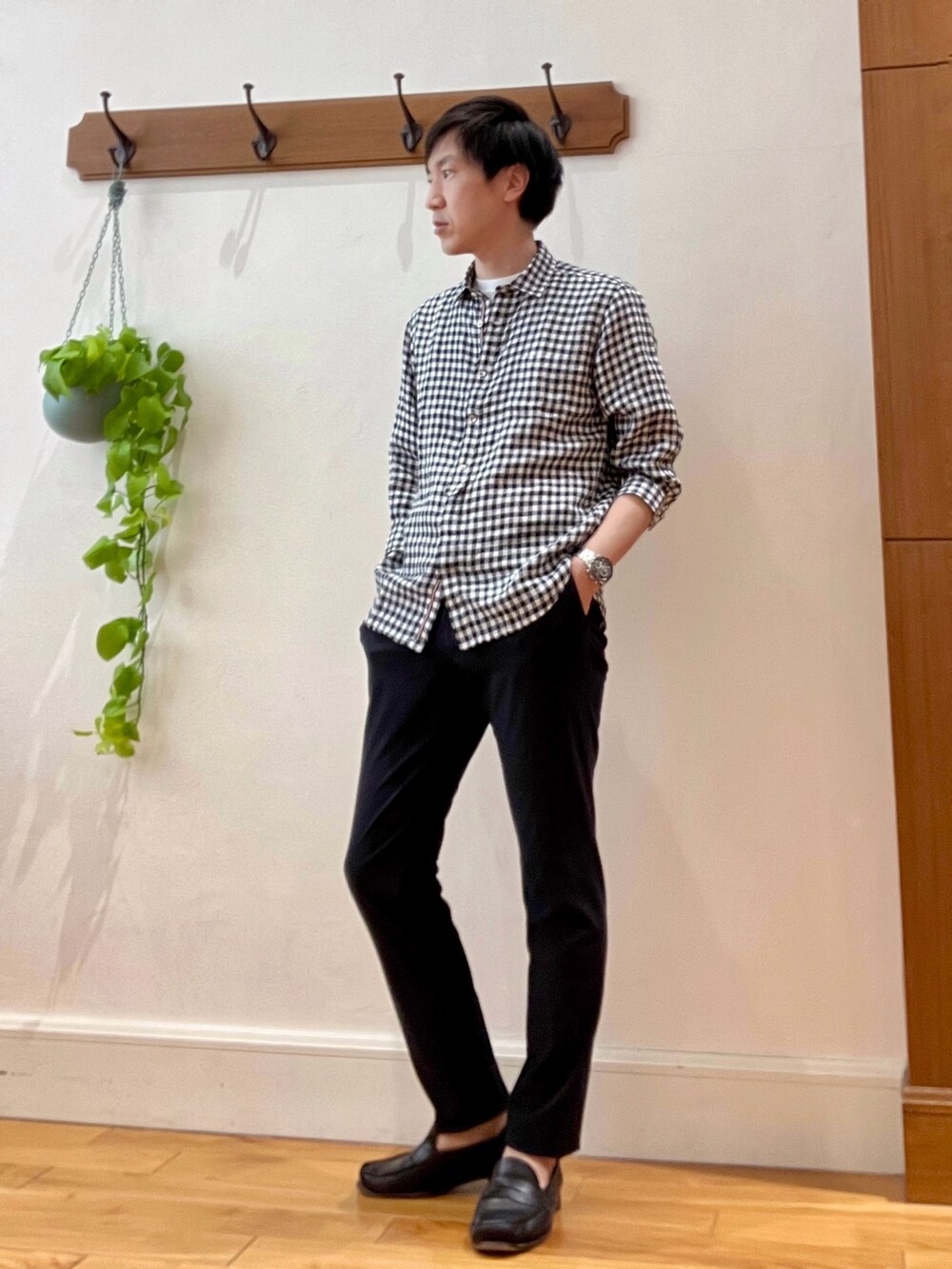 ブルー系のその他パンツ、ブラック系のシャツ/ブラウスを着用したメンズの春コーディネートの2枚目の写真