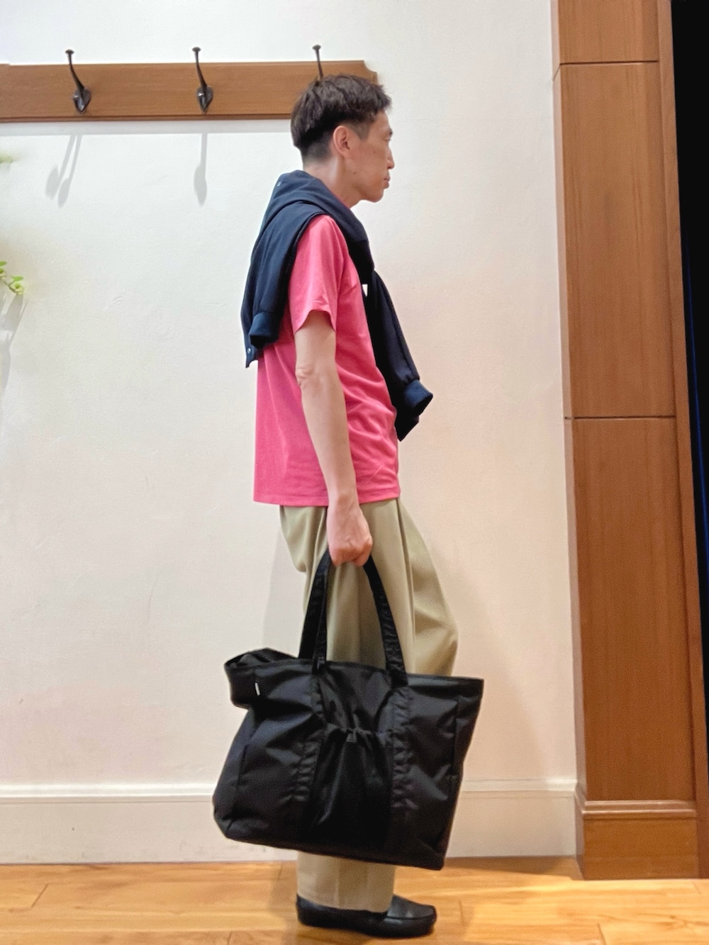 レッド系のポロシャツ、ブルー系のカーディガン/ボレロ、ホワイト系のTシャツ/カットソーを着用したメンズの夏コーディネートの6枚目の写真