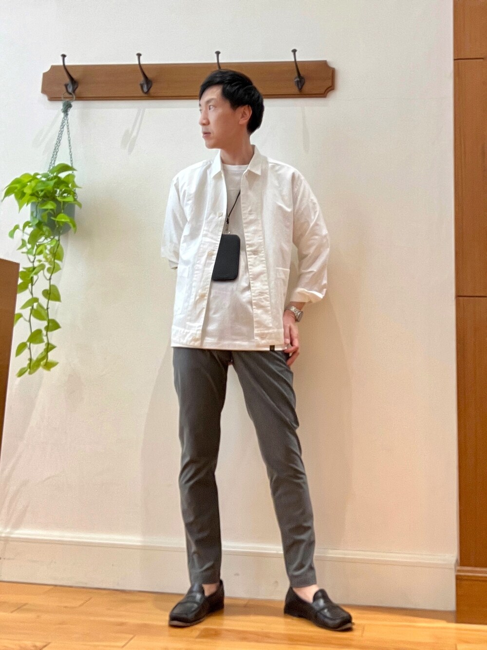 グレー系のその他パンツ、ホワイト系のカバーオール、ホワイト系のTシャツ/カットソーを着用したメンズの春コーディネートの2枚目の写真