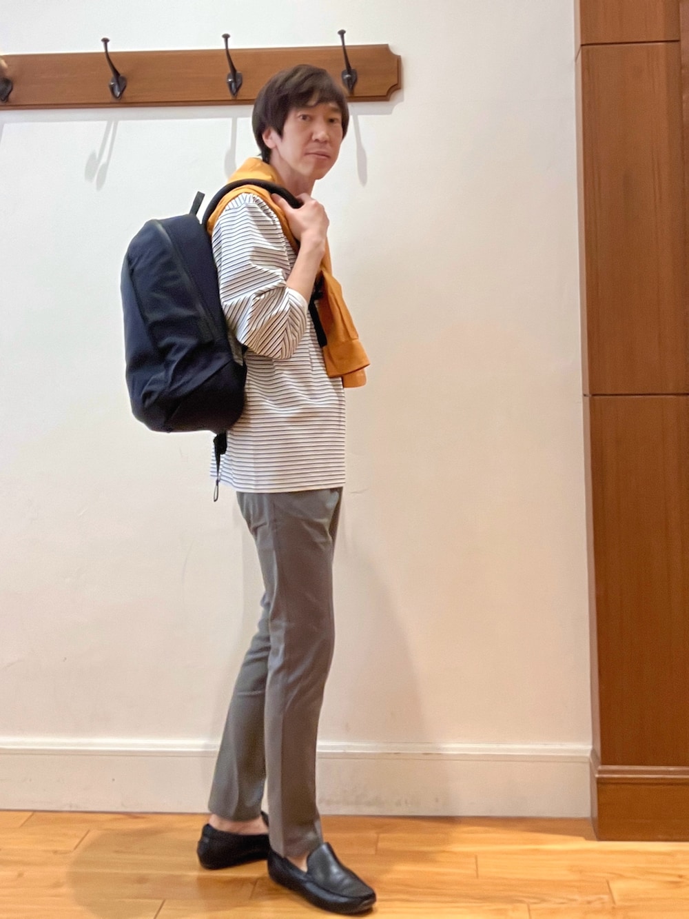 オレンジ系のシャツ/ブラウス、ホワイト系のTシャツ/カットソー、グレー系のその他パンツを着用したメンズの春コーディネートの6枚目の写真