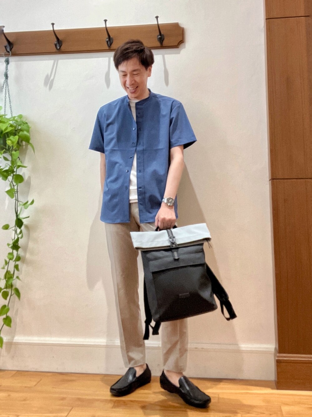 ブルー系のシャツ/ブラウス、ホワイト系のTシャツ/カットソー、ベージュ系のその他パンツを着用したメンズの春コーディネートの2枚目の写真