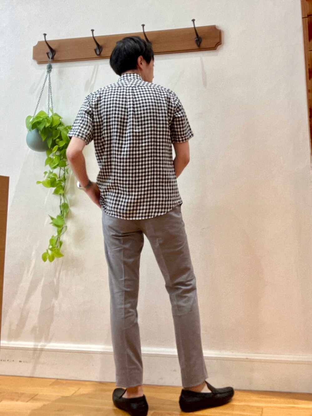 グレー系のその他パンツ、ブラック系のシャツ/ブラウスを着用したメンズの夏コーディネートの4枚目の写真