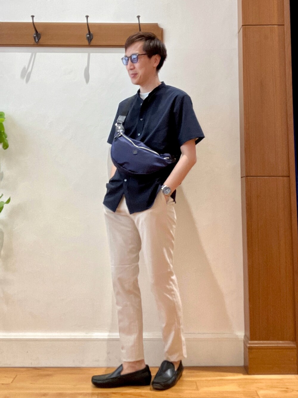 ホワイト系のTシャツ/カットソー、ブルー系のシャツ/ブラウス、ホワイト系のチノパンツを着用したメンズの夏コーディネートの3枚目の写真