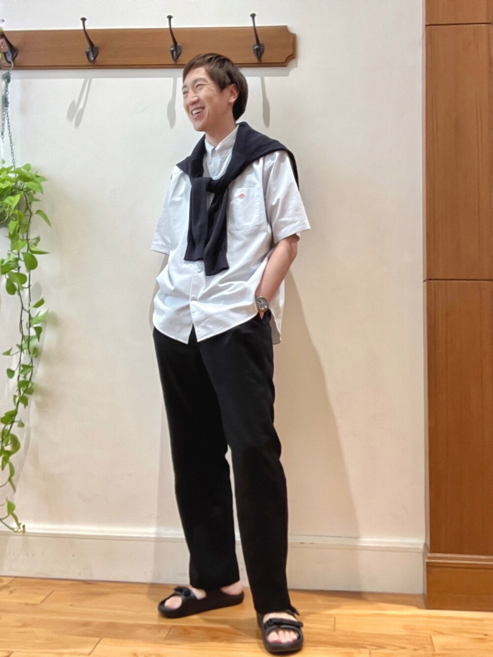 ホワイト系のシャツ/ブラウス、ホワイト系のシャツ/ブラウス、ブラック系のその他パンツを着用したメンズの春コーディネートの7枚目の写真