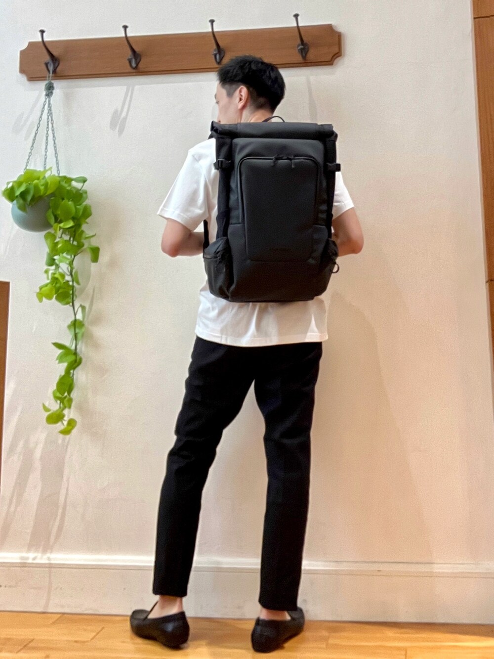 ホワイト系のTシャツ/カットソー、ブラック系のその他パンツ、ブラック系のバックパック/リュックを着用したメンズの夏コーディネートの2枚目の写真