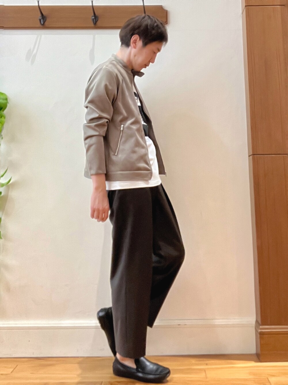 ホワイト系のTシャツ/カットソー、ベージュ系のブルゾンを着用したメンズの春コーディネートの5枚目の写真