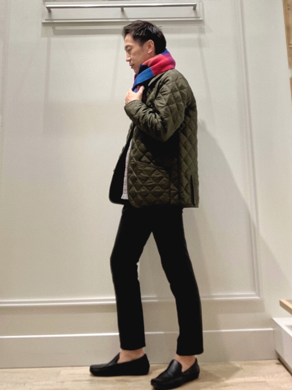 ブラック系のシャツ/ブラウス、グリーン系のブルゾン、その他のマフラーを着用したメンズの秋コーディネートの5枚目の写真