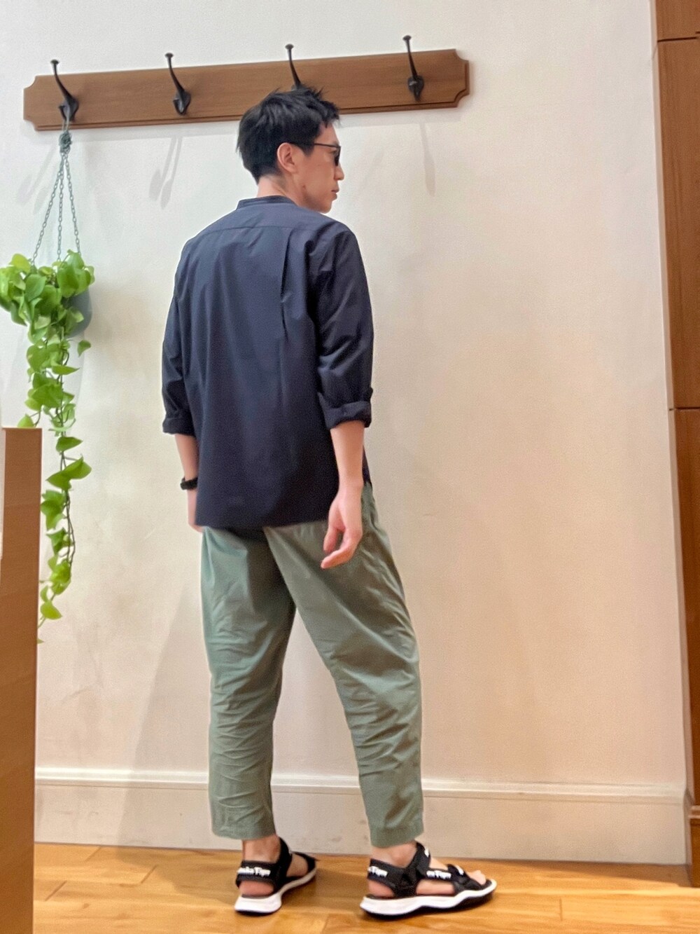 ホワイト系のTシャツ/カットソー、ブルー系のシャツ/ブラウス、ブラック系のサングラスを着用したメンズの夏コーディネートの4枚目の写真