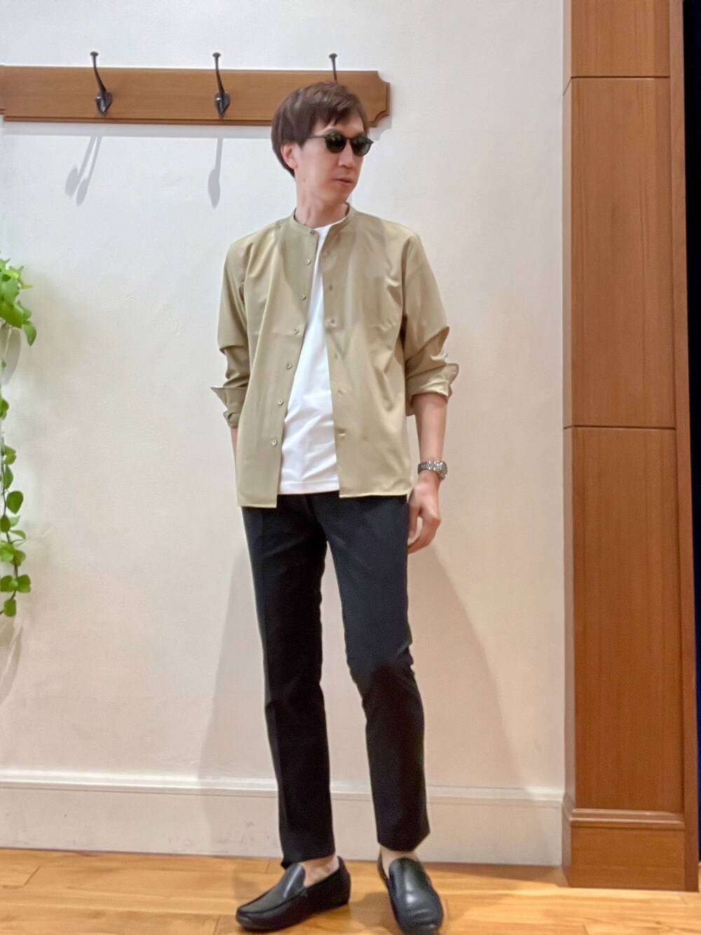 ホワイト系のTシャツ/カットソー、ブラック系のその他パンツ、ベージュ系のシャツ/ブラウスを着用したメンズの夏コーディネートの2枚目の写真