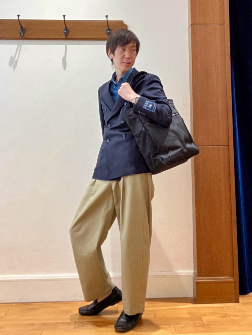 ブルー系のテーラードジャケット、ブラック系のトートバッグを着用したメンズの春コーディネートの3枚目の写真